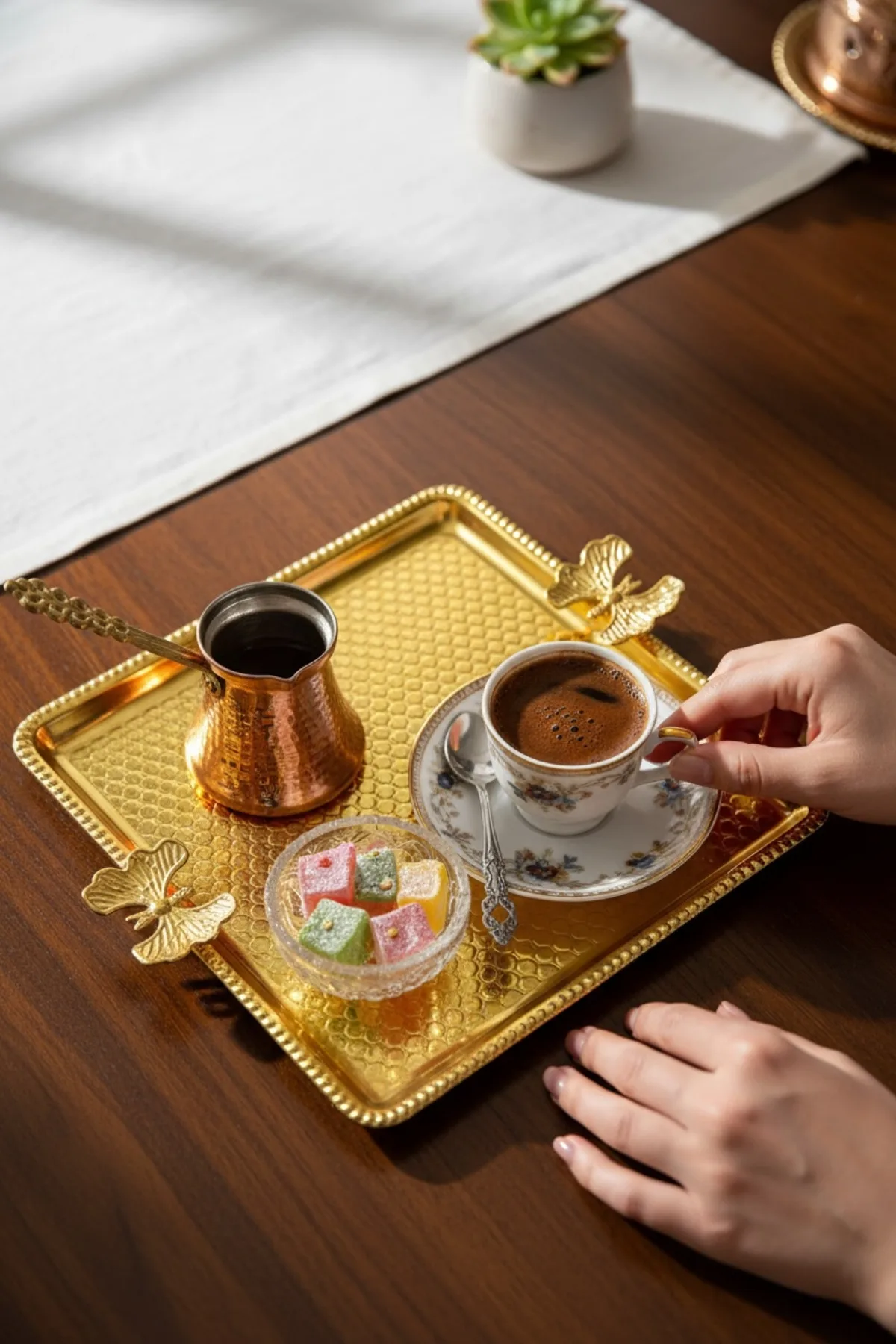 Kelebek Detaylı Gümüş Rengi Petek Görünümlü Kare Sunum Tepsisi