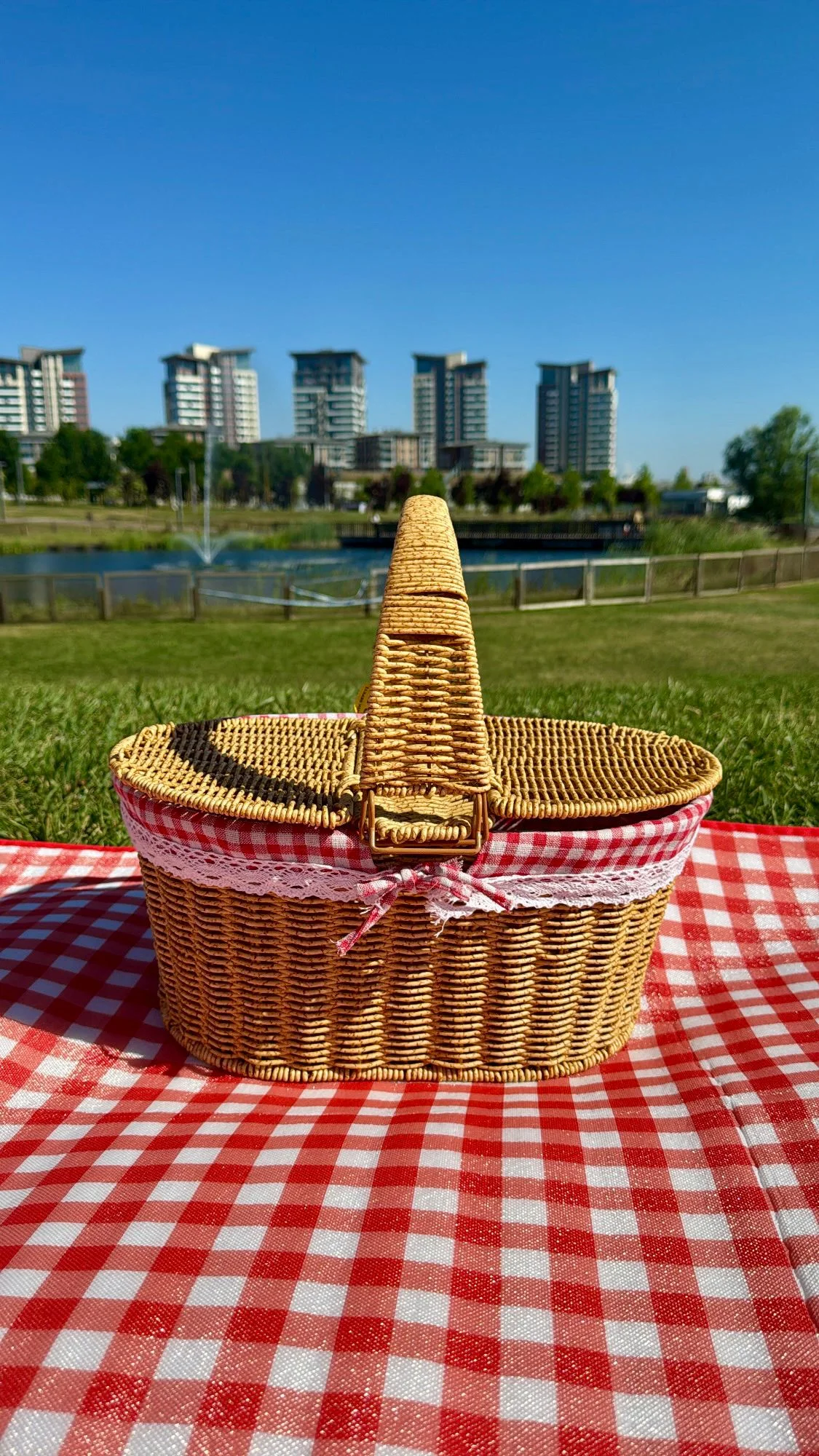 Açık Renk Hasır Piknik Sepeti | Pötikare Kumaş Kapaklı Kulplu Oval Dekoratif Piknik ve Saklama Sepeti